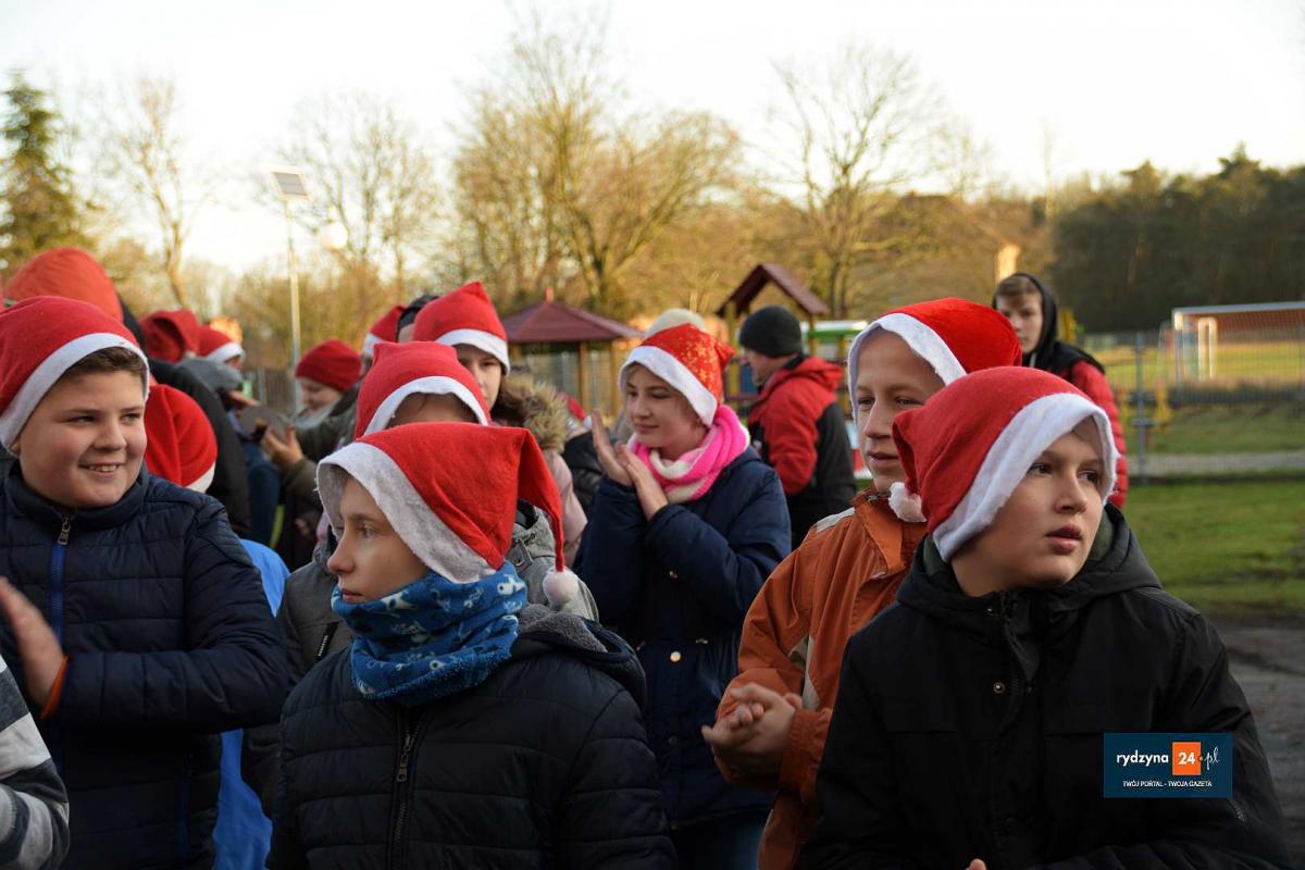 Zdjęcie uczniów w czapkach Świętego Mikołaja